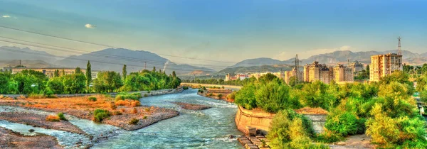 Vista de Dushanbe com o rio Varzob e as montanhas Pamir-Alay. Tajiquistão, Ásia Central — Fotografia de Stock