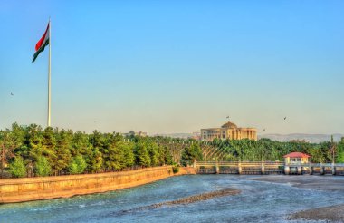 Duşanbe Varzob nehir ve bayrak direği ile görünümünü. Tacikistan, Orta Asya