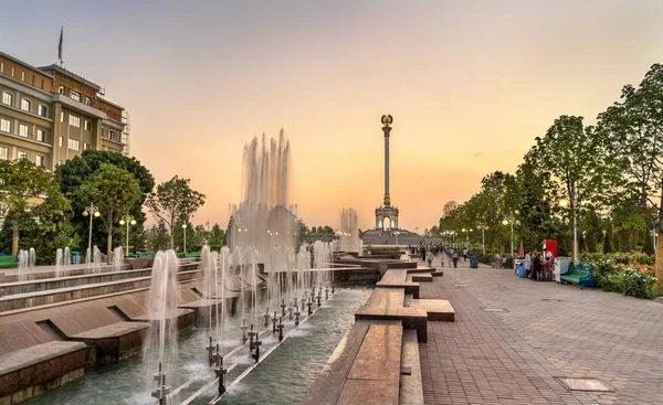 Fontän och Independence Monument i Dushanbe, Tadzjikistan huvudstad — Stockfoto