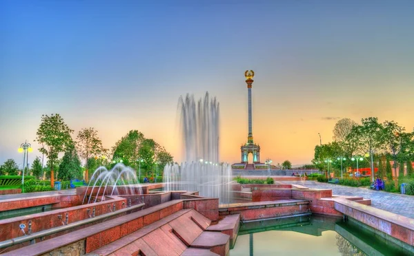 Fontän och Independence Monument i Dushanbe, Tadzjikistan huvudstad — Stockfoto