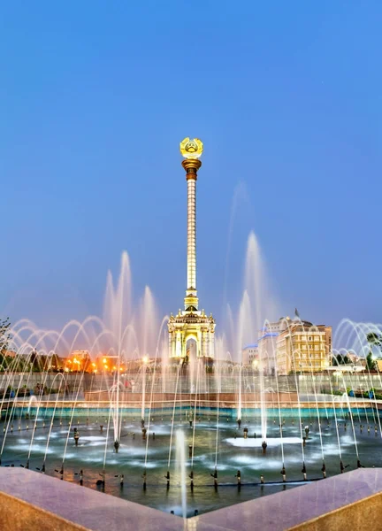 Fonte e Independência Monumento em Dushanbe, a capital do Tajiquistão — Fotografia de Stock