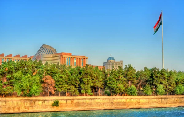 Vista de Dushanbe con el río Varzob y el asta de la bandera. Tayikistán, Asia Central —  Fotos de Stock