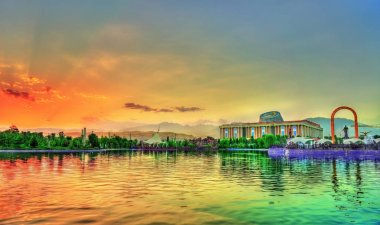 Duşanbe, Tacikistan Park'ta bayrak direğine yapay göl
