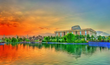 Duşanbe, Tacikistan Park'ta bayrak direğine yapay göl