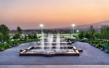 Duşanbe, Tacikistan başkenti şehir merkezinde park