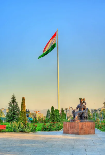 2 番目のタジキスタンの国旗世界旗竿で一番背が高い。ドゥシャンベ — ストック写真