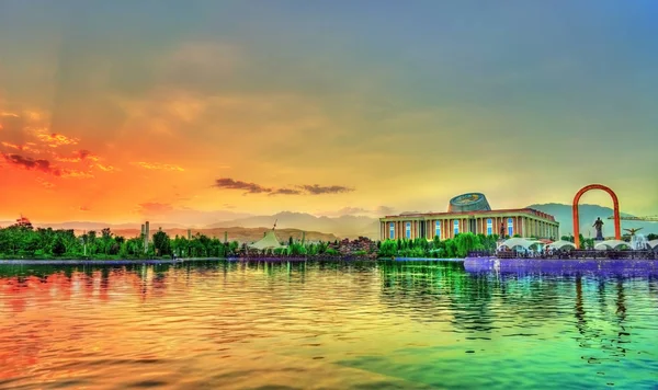 在塔吉克斯坦首都杜尚别举行的旗杆公园人工湖 — 图库照片