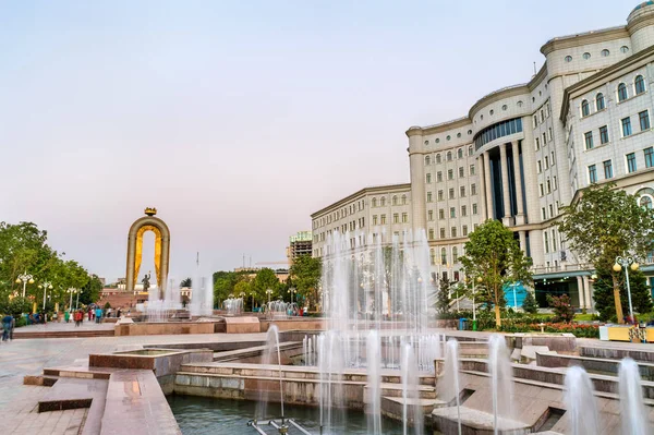 噴水、ドゥシャンベ、タジキスタンの首都の国立図書館 — ストック写真
