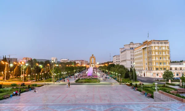 Dusanbe, Tádzsikisztán fővárosa Dousti tér látképe — Stock Fotó