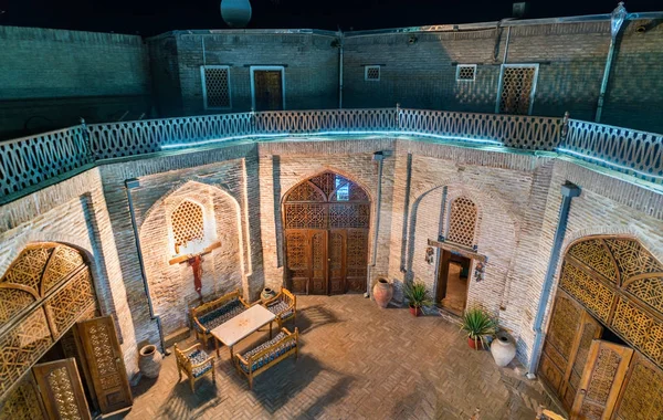 Courtyard of a medieval caravanserai in Bukhara, Uzbekistan — Stock Photo, Image