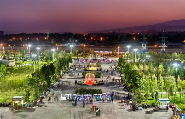 Parque no centro da cidade de Dushanbe, capital do Tajiquistão — Fotografia de Stock