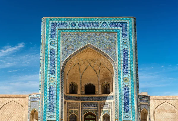 Fachada de la mezquita de Kalyan en Bujará, Uzbekistán — Foto de Stock