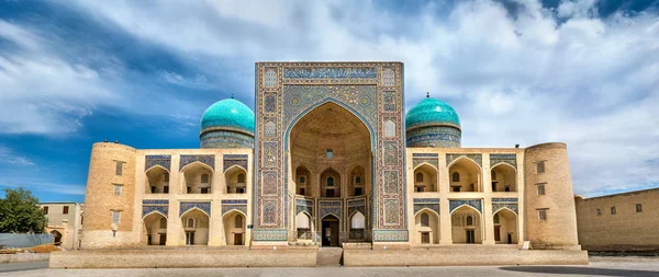 Mir-i arabisk Madrasa på den Poi Kalyan komplex i Bukhara, Uzbekistan — Stockfoto