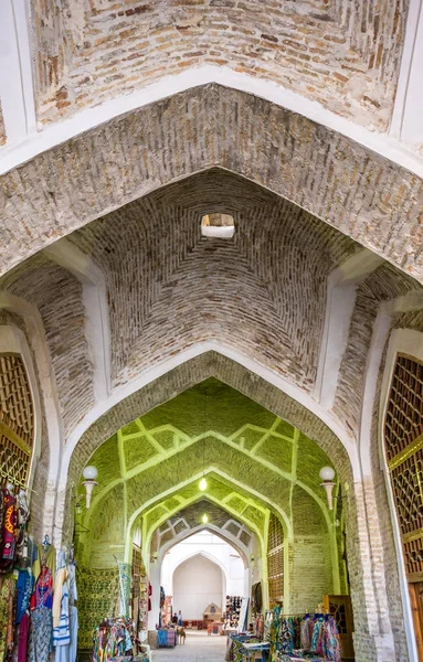 Taki-Telpak Furushon Bazaar in Bukhara, Uzbekistan — Stock Photo, Image