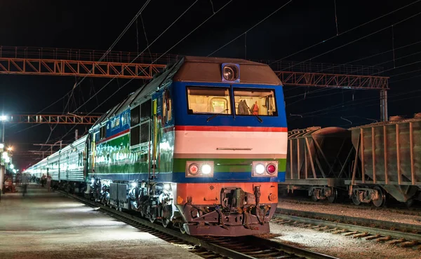 Pociągów pasażerskich w Navoiy stacji w Uzbekistanie — Zdjęcie stockowe