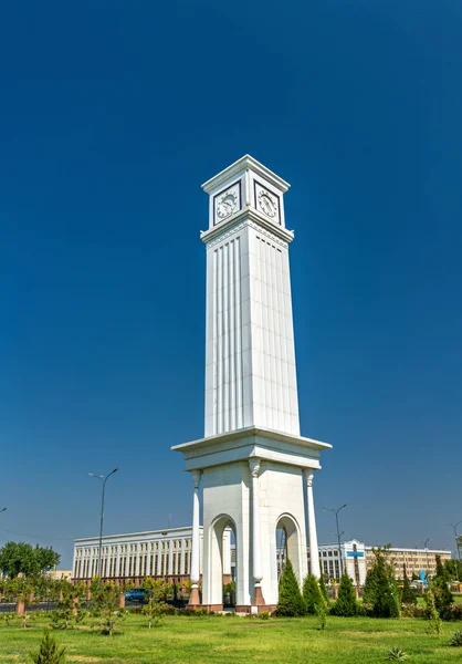 Klocktornet på Al-Xorazmiy Park i Urgench, Uzbekistan — Stockfoto