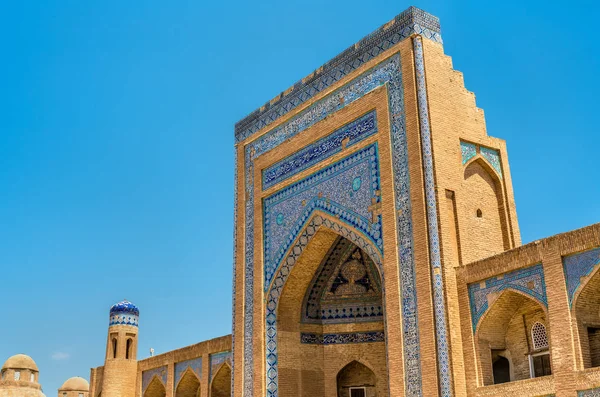 Allakuli Khan Madrasah em Itchan Kala, a cidade velha de Khiva, Uzbequistão — Fotografia de Stock