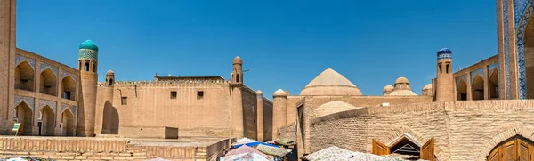 Edifícios históricos na fortaleza de Itchan Kala no centro histórico de Khiva. Património Mundial da UNESCO no Uzbequistão — Fotografia de Stock