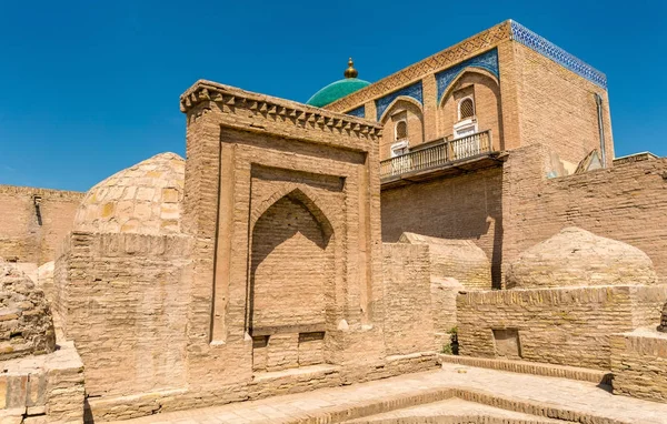 Történelmi épületek Itchan komáromi erőd, a történelmi központ Khiva. UNESCO Világörökség Üzbegisztán — Stock Fotó