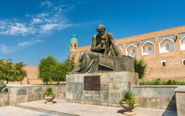 Al-Khwarizmi Itchan Kala Hiva, Özbekistan'a önünde heykeli