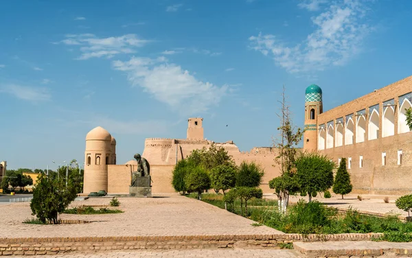 Staty av Al-Khwarizmi framför Itchan Kala i Khiva, Uzbekistan — Stockfoto