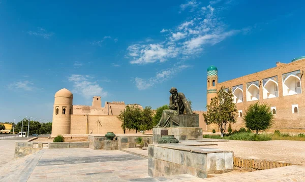 Estátua de Al-Khwarizmi em frente a Itchan Kala em Khiva, Uzbequistão — Fotografia de Stock