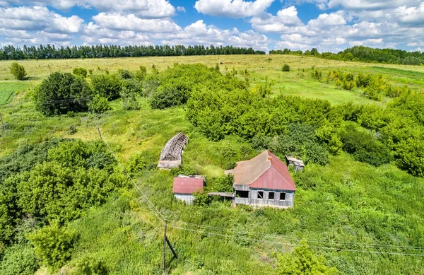 Casa abbandonata nel villaggio Bolshoe Gorodkovo. Regione di Kursk della Russia — Foto Stock