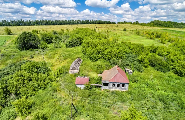 Casa abandonada na aldeia de Bolshoe Gorodkovo. Kursk região da Rússia — Fotografia de Stock