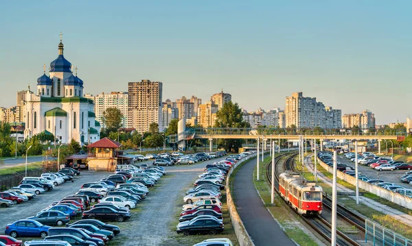 聖三位一体大聖堂と Troieshchyna - キエフ、ウクライナにおけるライトレールの路面電車 — ストック写真