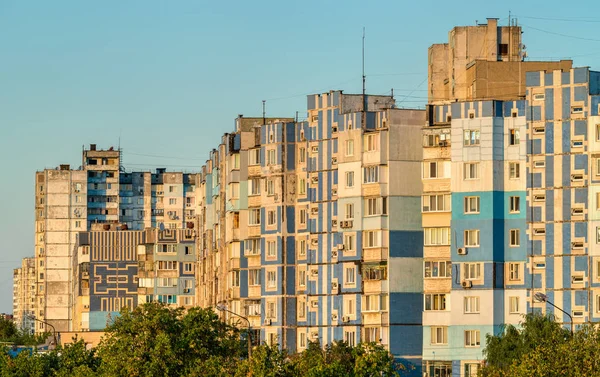 Edifícios residenciais da era soviética em Troieschyna, um grande bairro de Kiev, Ucrânia — Fotografia de Stock