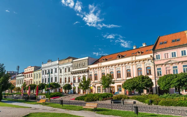 Prédios tradicionais na cidade velha de Presov, Eslováquia — Fotografia de Stock