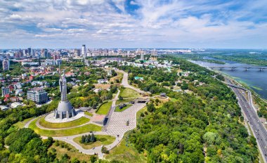 Havadan görünümü vatan anıt ve Pechersk Lavra Kiev, Ukrayna