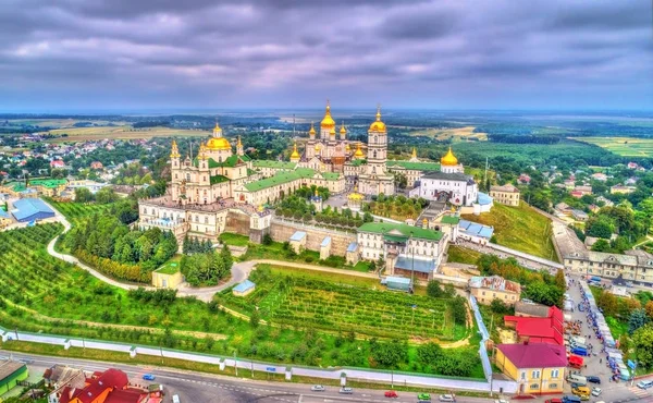 Vista aérea da Santa Dormição Pochayiv Lavra, um mosteiro ortodoxo em Ternopil Oblast da Ucrânia — Fotografia de Stock