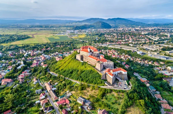 Flygfoto över Mukatjeve med Palanok slottet i Ukraina — Stockfoto