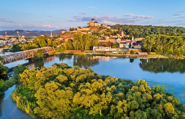 Vue de Trencin avec le château de Trencin au-dessus de la rivière Vah en Slovaquie — Photo