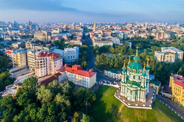 Luchtfoto van Sint Andreas Kerk in Kiev, Oekraïne — Stockfoto