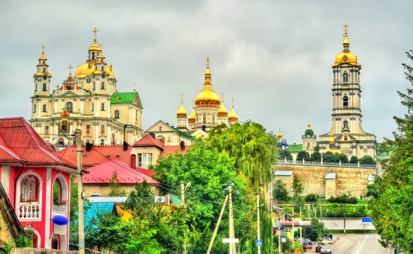 Vista de la Santa Dormición Pochayiv Lavra, un monasterio ortodoxo en el óblast de Ternopil de Ucrania —  Fotos de Stock