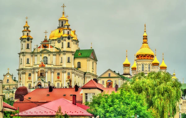 Blick auf die heilige Entschlafung pochayiv lavra, ein orthodoxes Kloster in ternopil Oblast der Ukraine — Stockfoto