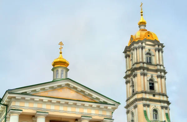 Bell tower Zaśnięcia Najświętszej Ławrze Poczajowskiej w obwodzie tarnopolskim, Ukraina — Zdjęcie stockowe