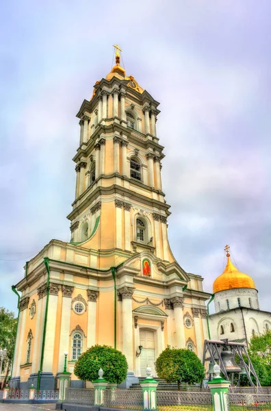 Bell tower Zaśnięcia Najświętszej Ławrze Poczajowskiej w obwodzie tarnopolskim, Ukraina — Zdjęcie stockowe