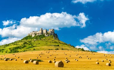 Spissky hrad ve Slovakya, Orta Avrupa yuvarlak balya olan bir alana görünümü