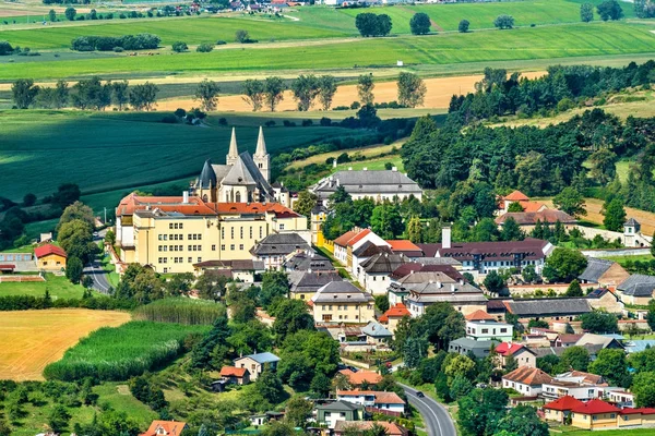 Kijk op Spisske Podhradie stad vanaf Spis kasteel, regio Presov, Slowakije — Stockfoto