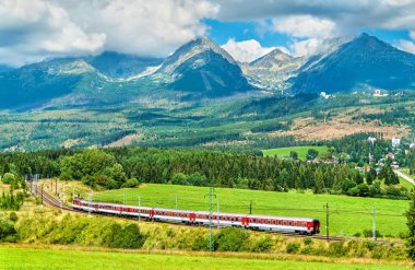 Yolcu treni içinde yüksek Tatra Dağları, Slovakya