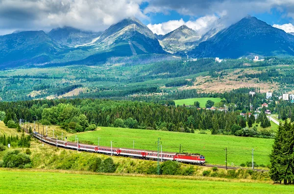 Comboio de passageiros nas Montanhas Tatra, Eslováquia — Fotografia de Stock