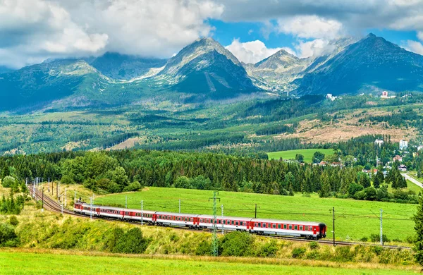 Osobní vlak ve Vysokých Tatrách, Slovensko — Stock fotografie