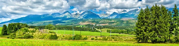 Chemin de fer en Slovaquie avec les Hautes Tatras en arrière-plan — Photo