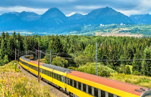 Comboio de passageiros nas Montanhas Tatra, Eslováquia — Fotografia de Stock