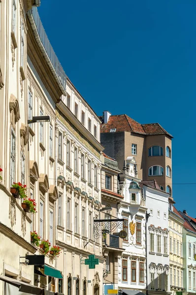 Edificios históricos en el casco antiguo de Krems an der Donau, Austria — Foto de Stock