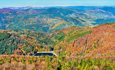 Lac du Ballon, bir gölde Vosges Dağları - Haut-Rhin, Fransa