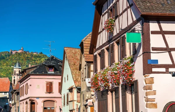 Village de Saint-Hippolyte avec château du Haut-Koenigsbourg au sommet d'une montagne - Alsace, France — Photo